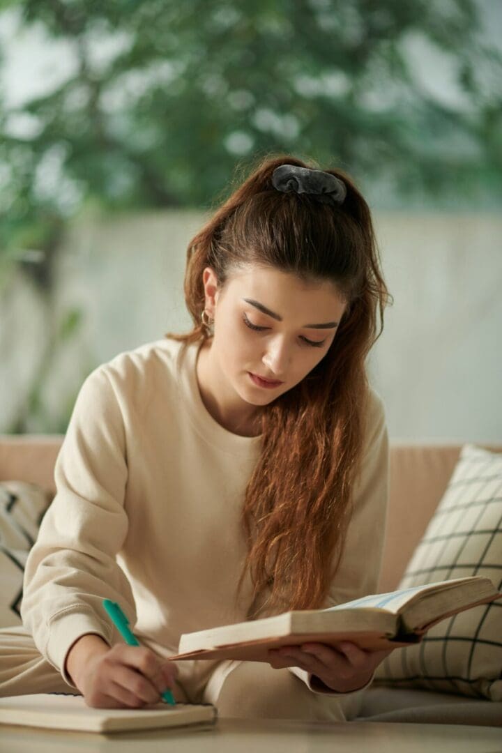 Μαθήτρια Λυκείου παρακολουθεί διαδικτυακό μάθημα