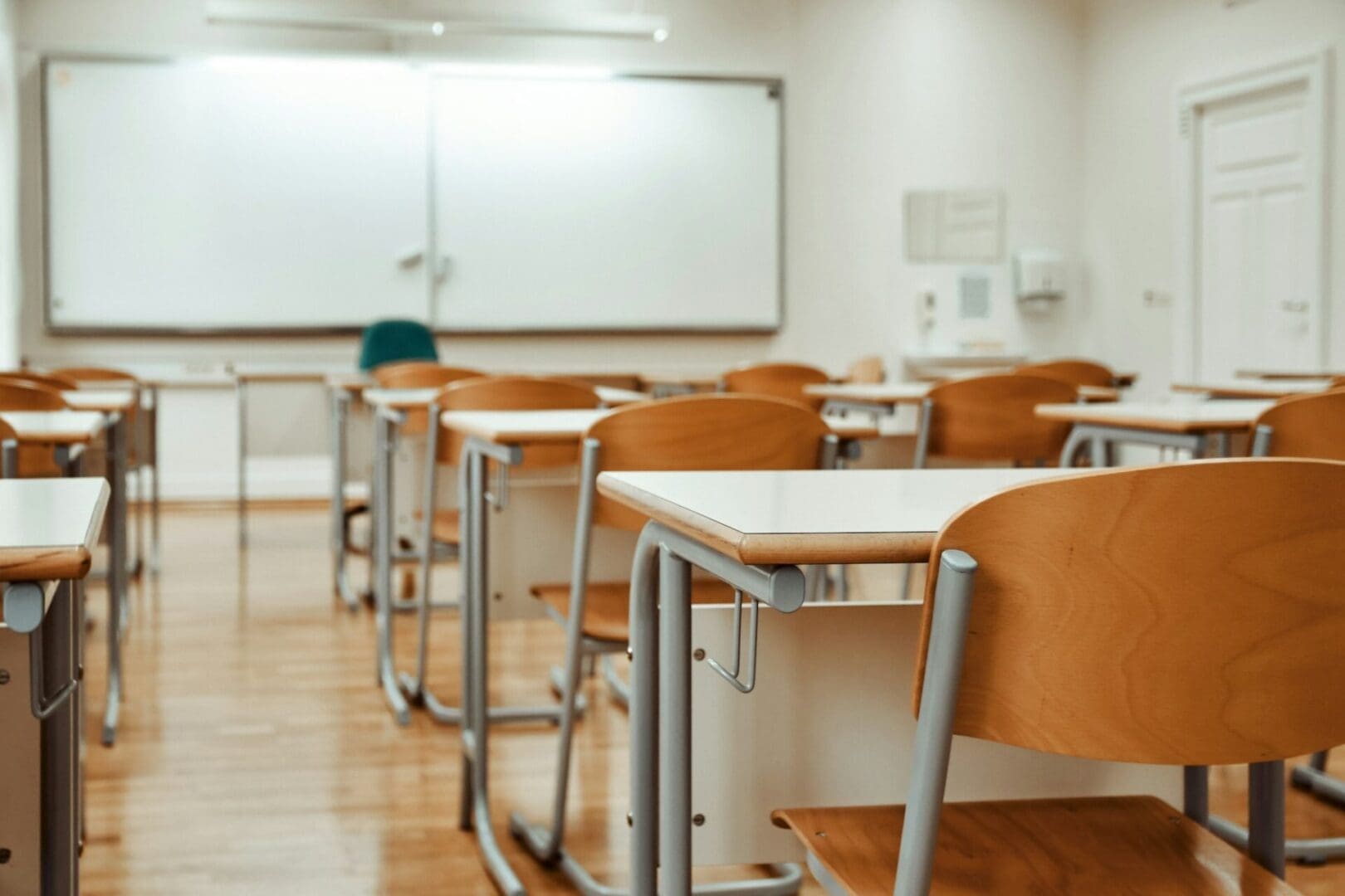 selective-focus-image-of-chairs-and-tables-in-empty-school-classroom-.jpg Άδεια αίθουσα διδασκαλίας με θρανία και καρέκλες